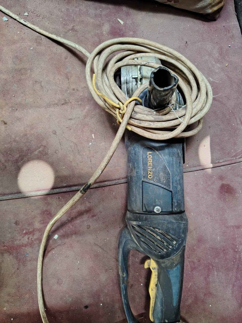 السلام عليكم 
ماكنة لحام بوش استعمال قليل 
كتر نظيف جدا
كوسرة 
دريل شحن مع بطارايت عدد ٢ وشاحنة 
دريل كهرباء 
السعر شلع ٢٥٠ الف مكاني بغداد شارع الكفاح 
***********
