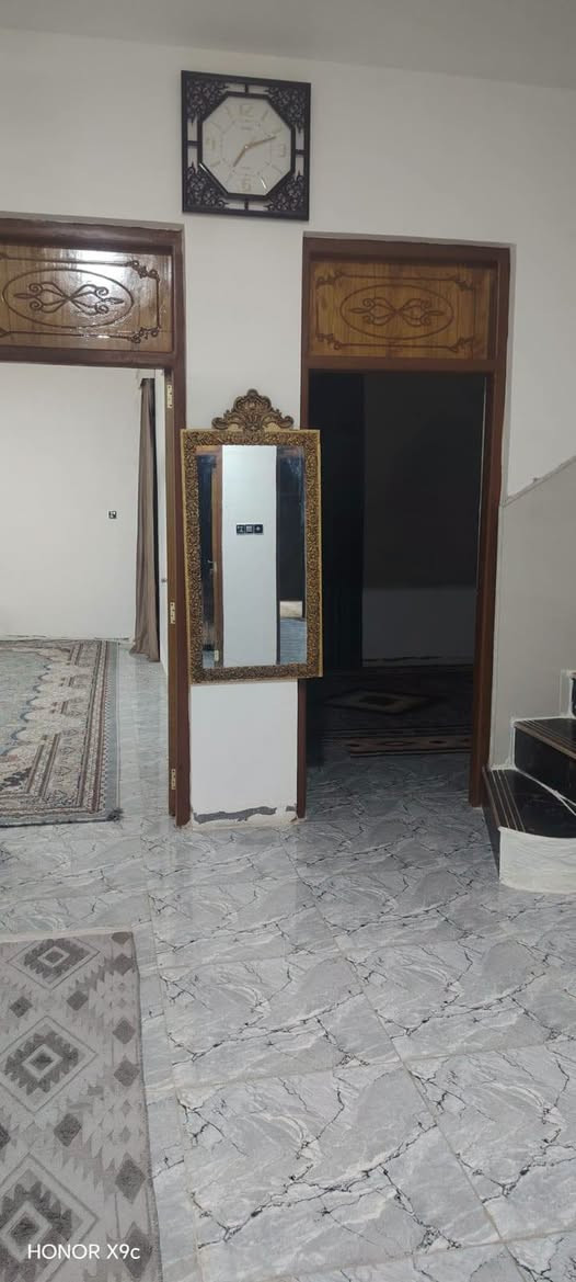 يا الله توكلنا على الله
للبيع بيت طابو اسهم  مساحه 200 متر

طابقين طابق الاول طابوك كونكريت 

طابق ثاني  فرمستون عكاده بنا حديث 

المكان العكر ال عجيل الحسينات  بدايه المنطقه    يبعد عن التبليط 500 متر  المجاري باب البيت

*********** السعر 100 وبي مجال لشراي

نص مكتوب في الصور:
- HONOR X9c