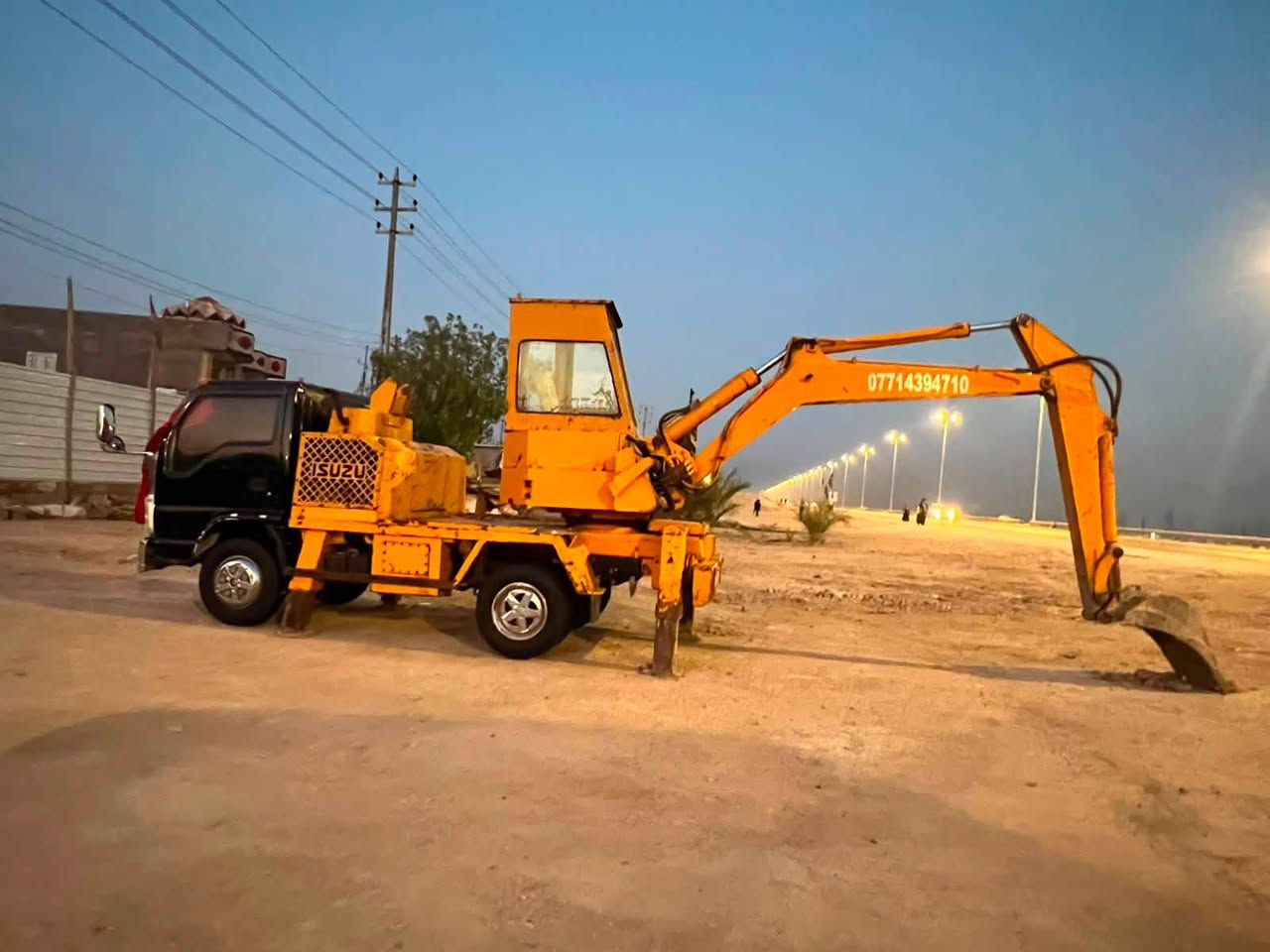 سلام عليكم حفار للبيع مكينتين  مكفوله السيار مكاني البصره ابو الخصيب السعر 270وبيه مجال ***********
