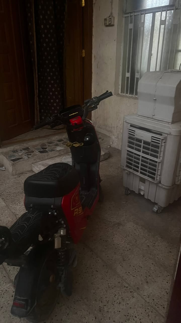 دراجه شحن نوعR9 الراجه عمر البطاريه مالتها خلصان يعني بدون بطاريات بيها فقط دواسات خلفيه و الكفر مال ستيرن فقطط سعرها 150 بيها مجال قليل ***********
