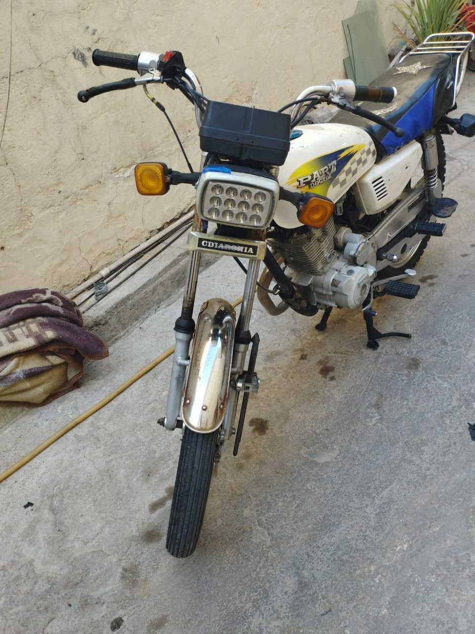 ماطور راوند مكينة 150 كهرباء سلف كلو شغال الماطور منفيس موجود  طلقة السعر 350الف وبي مجال رقم التواصل ***********
