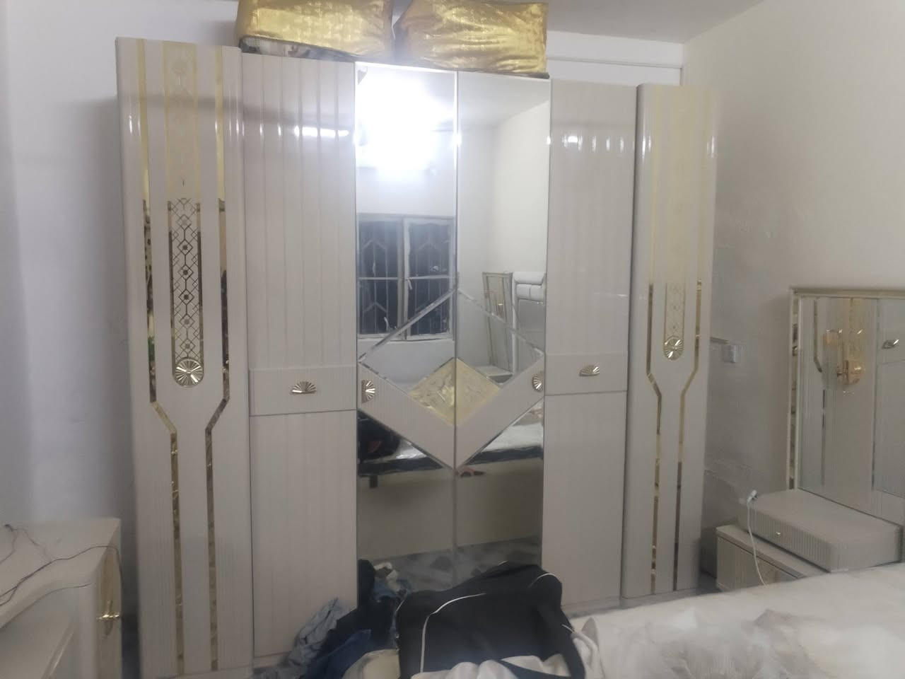 غرفه نوم للبيع مامستعمله مجرد اخذتها شديتها ماخذه مليونين جديده شخط ماليها قيم الي يرضي الله واخذها وبل عافيه ع الي يخذها ***********
