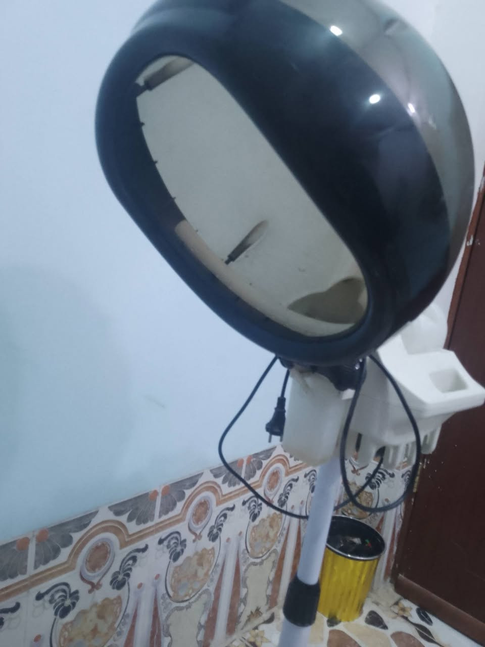 السلام عليكم
جهاز بخار شعر يصلح لصالونات نسائيه وصالونات رجاليه 
يستخدم لتقويه فروه الرأس  مع ستخدام زيوت شعر وامتصاصه السعر الاتصال عل رقم *********** او علق وراسلك
