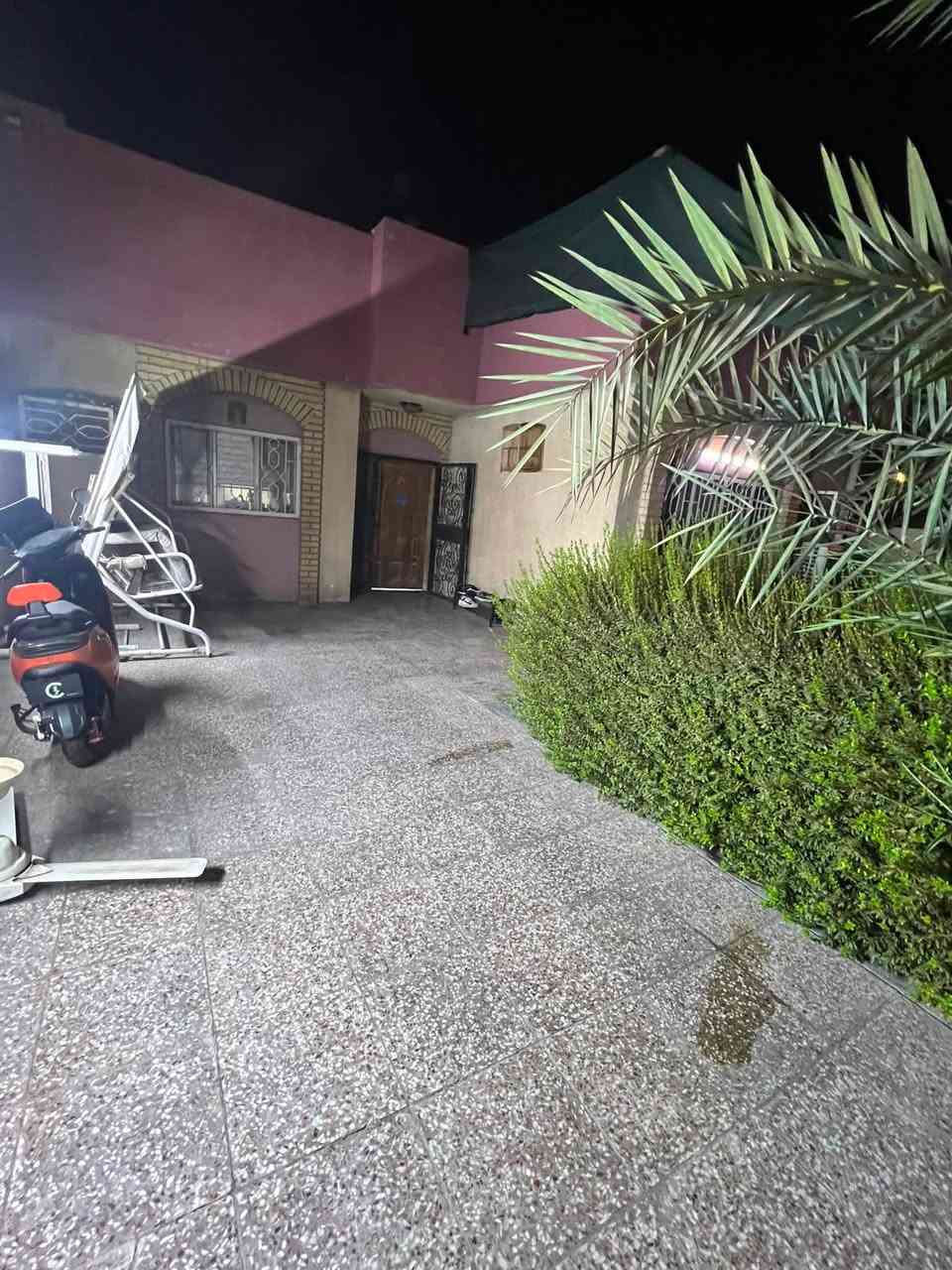 ركن مساحه 220
واجهيه 10 نزال 22
كراج +حديقه 
غرفتين نوم +استقبال مطبخ +ترك
للاستفسار ***********

يصير بي وكاله عامه اقرار محكمه مكاتبه بيع وشراء من يطلع بي سند يصير بسم المشتري
البيت مسدد كامل
