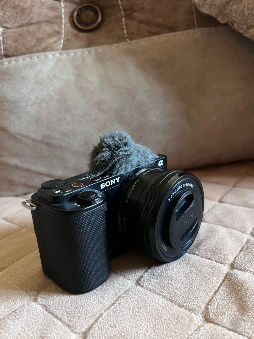 للبيع — كاميرا Sony ZV-E10

🎥 Sony ZV-E10
حالة ممتازة ونظيفة جدًا ✨

المواصفات:

* 📷 24.2MP APS-C
* 🎬 تصوير 4K
* 🎞️ 4K 30fps
* ⚡ Autofocus سريع ودقيق
* 🔄 شاشة متحركة
* 🎙️ مدخل مايكروفون
* 📡 Wi-Fi + Bluetooth

الملحقات عدستها اصليه حزام الكامره علبة الكامره 3 بطاريات وشاحنه 
شترها 25 واي ضرر مابيها مكفوله فوله  
سبب البيع تطوير معدات
محافظتي بابل  
بيها مجال بسيط