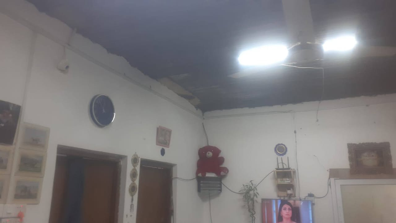 سلام عليكم بيت للبيع عويسيان شارع القصر بل البدايه المساحه 200 متر بلديه بي معامله تمليك بيت جاهز سعره40 وبي مجال للشراي التواصل***********.    ***********
