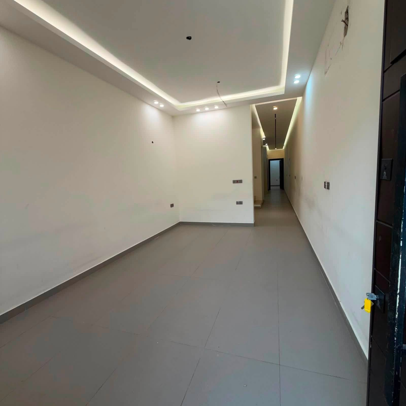 🏡 للإيجار | بيت درجة أولى على شارع ١٥ متر

✨ فرصة مميزة للسكن الراقي في موقع مميز، بيت يتميز بتوزيع عملي ومساحات مناسبة للعائلة، ويقع على شارع عرضه ١٥ متر.

📍 تفاصيل العقار:
• ٣ غرف نوم
• صالة
• مطبخ
• ٣ مجموعات صحية
• تشطيب درجة أولى
• شارع عرض ١٥ متر

🔑 بيت جاهز ليكون عنوان راحتكم واستقراركم.

📞 للاستفسار والتفاصيل، يرجى التواصل معنا.

مكتب المصطفى للاستثمار و التطوير العقاري
📱 ***********

#للإيجار #بيت_للإيجار #بيت_درجة_أولى #شارع_١٥_متر #عقارات_بغداد #عقارات_السيدية #عقارات #استثمار_عقاري #تطوير_عقاري #مكتب_المصطفى #بغداد
