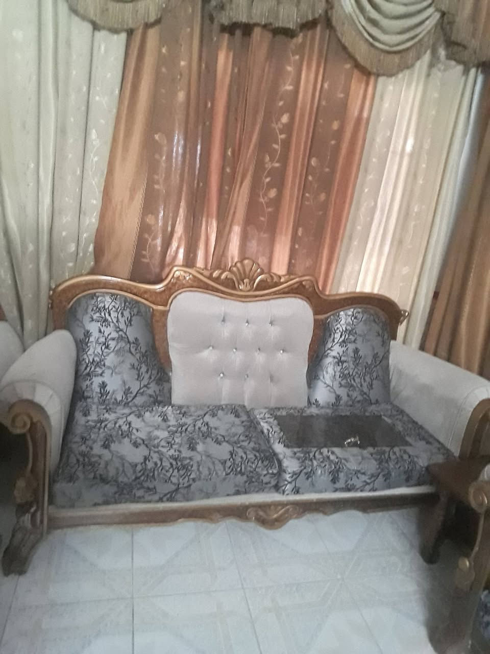 تخم عشره مقاعد نضيف مع ميز تلفزيون ركن تزكام سعر ٢٥٠ مجال قليل ***********
