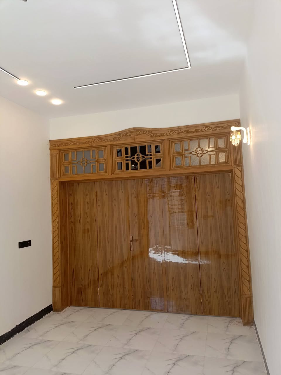دار للبيع بالنداء شارع مجمع بيتي منطقة 52بضهر التجاري مساحة البيت 100 متر طابق ونص البيت فارغ جاهز للسكن سعر 105 مع المجال رقم الهاتف واتساب ***********
