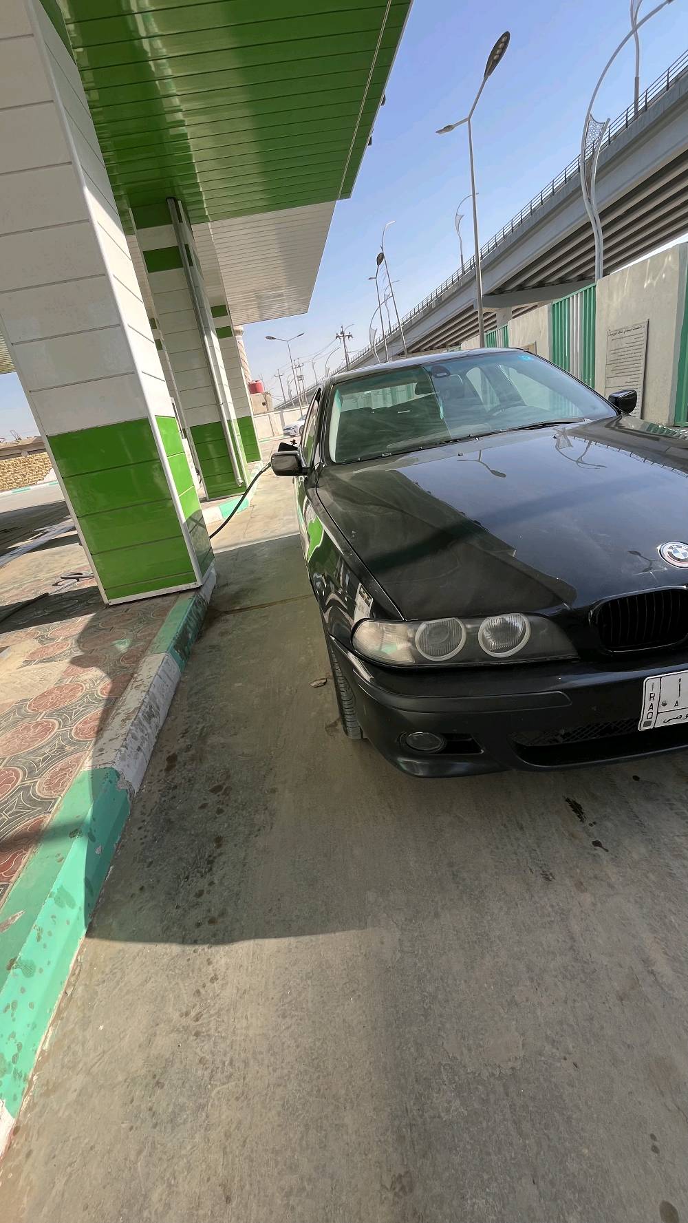 بي ام صقر v8 /مديل٢٠٠٠
كفالة 
صبغ عام بأسمي
ممكن تحددلي الموديل بالضبط؟ يعني بي إم شنو سلسلة السيارة (E39 لو غيره)؟: 
bmw e39 540i
شكد ممشايتها تقريباً؟ وهل المكينة والگير على شرط بيهن أي صرفية أو أعطال حالياً؟: 
177 كفالة 
وين موقع السيارة بالضبط بأي محافظة/منطقة؟: 
الديوانية
السنوية والاستمارة شنو وضعهن؟ وهل البيع تفويض لو نقل ملكية مباشر؟: 
تنتهي سنة ٢٠٢٩