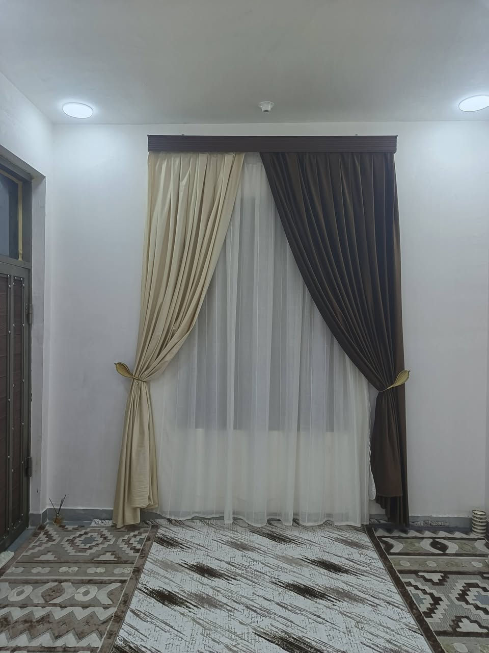السلام عليكم ورحمه الله
دار للبيع العنوان حي الفداء قطاع 24 قرب محطه الكهرباء خدمات ماء كهرباء مجاري 

يحتوي الدار على غرفه وصاله ومطبخ واستقبال صحيات خارجيه وداخليه 

البناء طابوق كونكريت مسلح رباط ارضي وسقف الكهرباء شركه الفنار النقط شركه ميلانو الارضيه بورسلين والجداري لوح مع السيراميك الدار طابو  تحويل مباشر السعر 100 مع المجال انا صاحب الدار وهذا رقمي اللي حاب يتواصل *********** موجود بالواتساب ومازنجر
