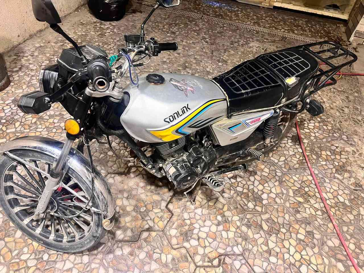 سلام عليكم دراجة ايراني سونلك 200cc
شلعه ومعدل طيارة الدراجة ماشاء الله مكفولة كفالة عامة نقصها راسطة مال صالنصة طاكة وبك لايت خلفي كهربائيات كلها شغاله سلف 
السعر 550 وبيها مجال قليل 
رقم *********** واتساب وخط متواجد مكاني بغداد الدورة

