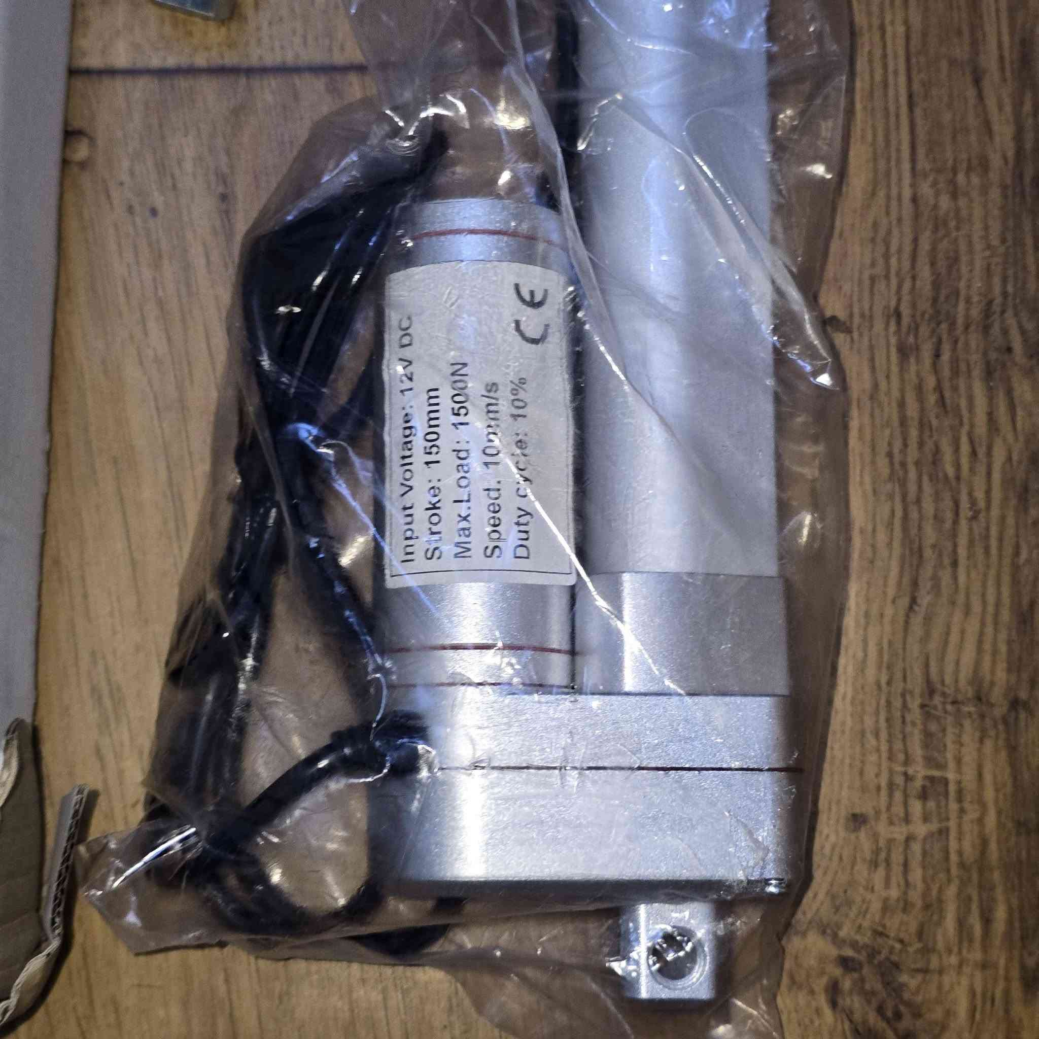 متوفر قطعه وحده 
⚙️ جك هيدروليك كهربائي خطي (Linear Actuator) قدرة 1500 نيوتن – جيد غير مستخدم
​ذراع رفع ودفع كهربائي قوي وموثوق، يستعمل لرفع وخفض الأبواب، السرائر الكهربائية، الكراسي المتحركة، فتحات السقف، وبوابات السيارات والمشاريع الذكية.  
​🔹 المواصفات الفنية:
​جهد التشغيل: 12V DC (يعمل على بطارية سيارة أو محولة 12 فولت).  
​مسافة الشوط (Stroke): 150mm (15 سم).  
​قوة التحمل/الدفع (Max Load): 1500N (يتحمل وزن وقوة دفع حتى 150 كيلو غرام تقريباً).
ب 45
