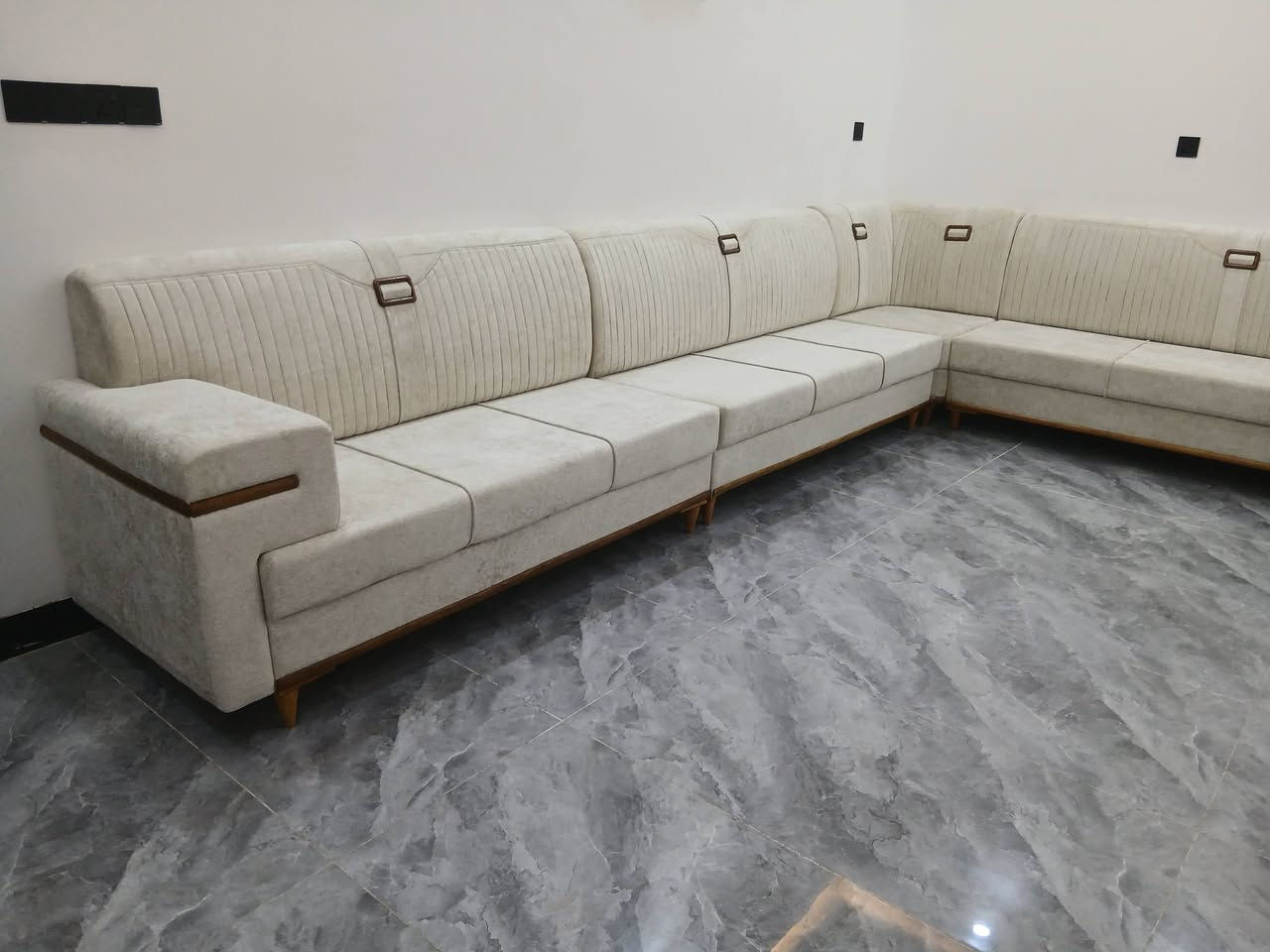 دوشمة ونجارة العزاوي 
ديوان حسب الطلب باحدث 
الموديلات والفصالات التركية الحديثة .
زورونا عنوان المحل / داخل سوق مزارع زيونة مجاور مطعم ابو نشوان
