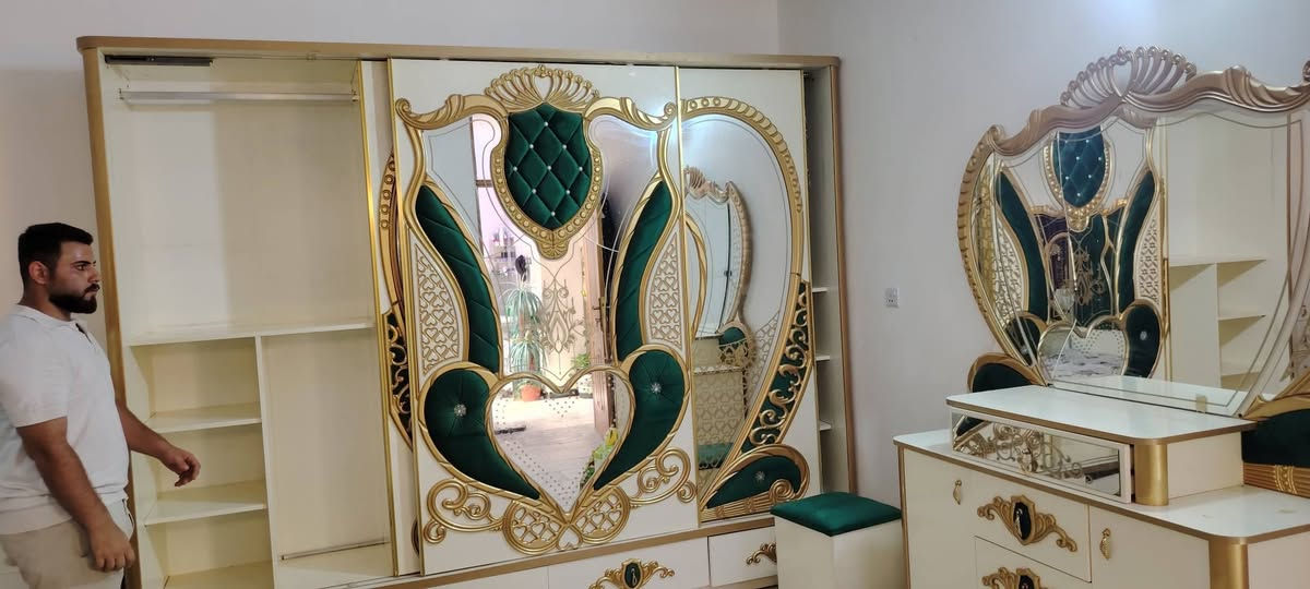 السلام عليكم تخم للبيع ثقيل مستعمل شهرين جديد وغرفة مستعملة من النوع الثقيل مرتبه بيبان سلايت للعلم الغرفة البارحة فتحتها تجي تجيب سيارة وتاخذها مفتوحة وجاهزة 
للاستفسار الاتصال على الرقم ***********
