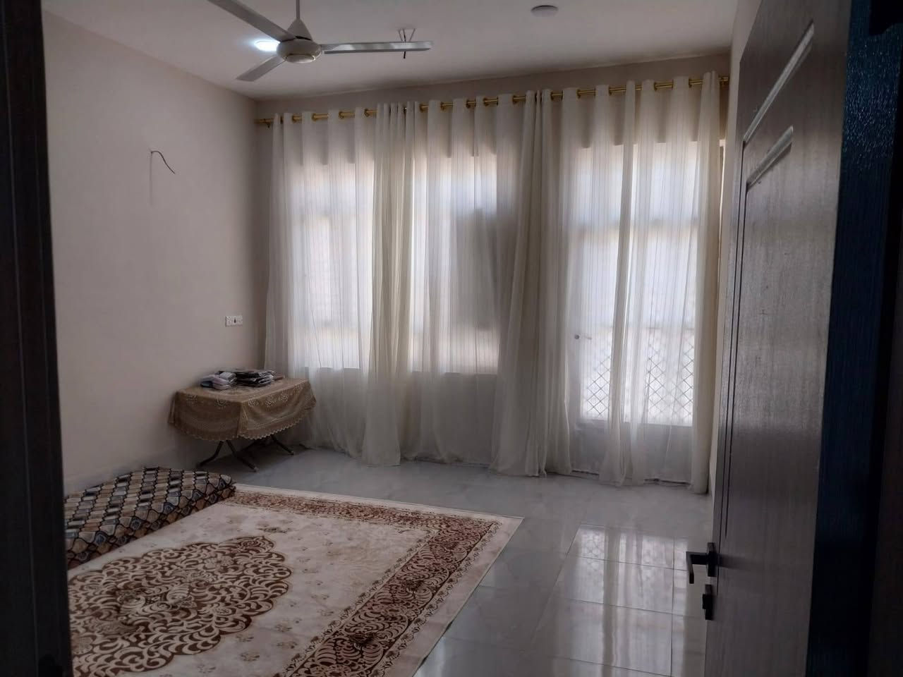سلام عليكم مشتمل للبيع مساحه ١٦٠ متر سند زراعي حي لأمير يتكون من مطبخ ستقبال وصاله وغرفتين وصحيات غربيه وشرقيه وممر خلف الغرف البيت جديد بناء ٢٠٢٦ يعني جديد ميرادله كلشي  السعر ٨٥ وبي مجال ***********
