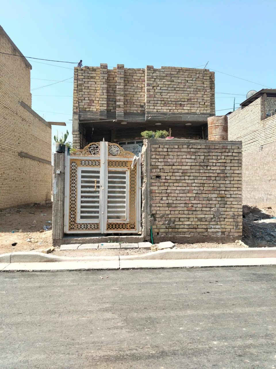 بيت للبيع مساحة 100
5×20 العنوان بغداد الزراعي مال البلديات الضباط الثانية مربع الحشد خدمات كاملة السعر اتصل على الرقم ***********
