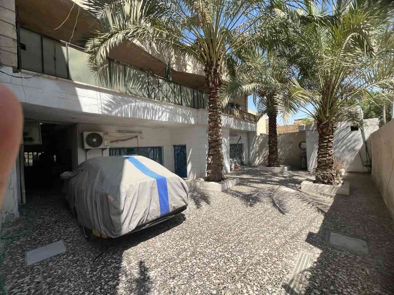 السلام عليكم /بيع مستعجل
دار للبيع 🏠 
الموقع📍 بغداد/حي النصر 
مساحة الدار 260م 
واجهه 13 والنزال 20
يحتوي على 5غرف نوم 
واستقبال وصالة ومطبخ 
مساحة الاستقبال 7x5
البيت طابقين جاهز من كلشي 
شارع تبليط /مجاري /كهرباء 
يحتوي على كراج يتسع ل٣سيارات 
لمعرفة السعر الاتصال على الرقم 
***********
