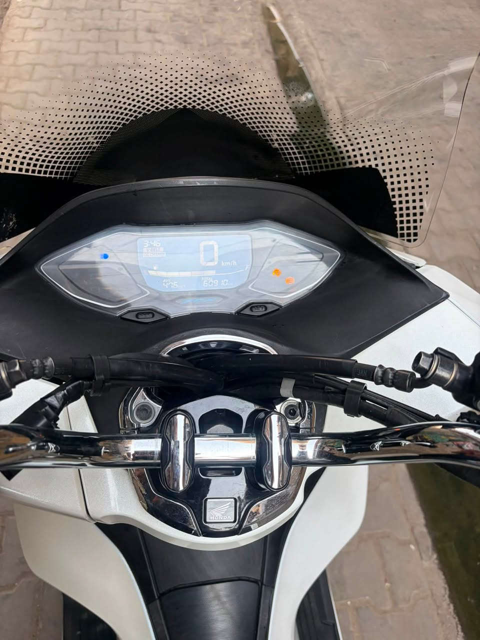 السلام عليكم للبيع pcx (جيل الرابع) كوري فول مواصفات محرك 125cc بعده زيرو صارله سبوع نازله من الرمبه جامه طويله بلاديه اصليه جايه وياه مكفوله من كلشي حته من الطخه حته التايرات جدد السعر 20 ورقه وبيه مجال المكان مدينه الصدر فقط اتصال ***********
