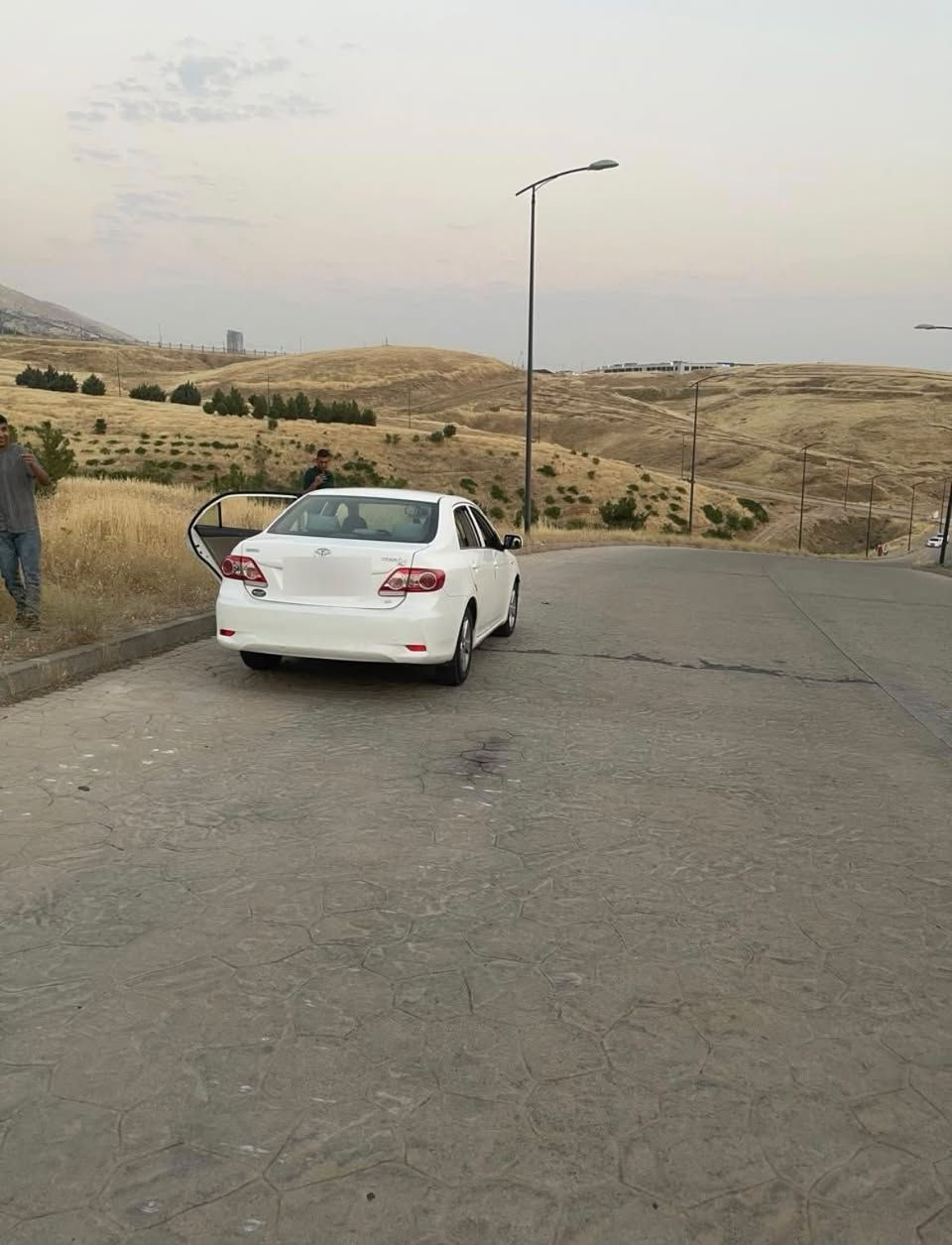 السلام عليكم 
كورلا خليجية موديل 13 محرك 1600 كبير ماشية 79 ألف 
مكينة كير جديد بلادي 
سيارة جديدة ما ناقصها اي شيء 
بيها ملاحظات بسيطة مثل التكحيلات 
بيها مكان بارد مرفوق السونر وياها 
المكان : بغداد / الكرخ 
السعر : 12600$ وبيها مجال بسيط 
الرقم : ***********
