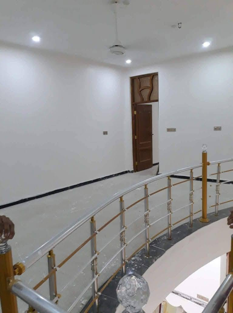بيت للبيع..
المساحة ١٤٤ (٦*٢٤)
طابقين..
بناء جديد عام ٢٠٢١
الطابق الارضي  غرفة واستقبال وهول وصحيات ومطبخ 
الطابق الثاني غرفة وهول وصحيات.
بيت كامل من كلشي..
المنطقة..الكوت الشهداء خلف مدرسة الاطلال الخدمات الجديدة..
التواصل ***********
