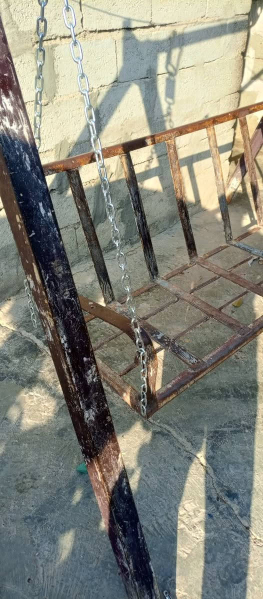 سلام عليكم عندي هاي المرجوحه للبيع حديد قويه وثكيل تفصال يعني لاتفكر يزنجر ولا يخيس بس يحتاج صبغ الجماليه السعر 150
***********
