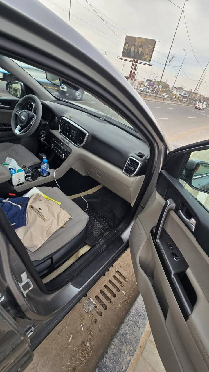 كيا سبورتج مديل٢٠ وارد امريكي حادثه دعاميه اماميه فقط بدون داخل وهنا بيه بارد بل باب الايمن مكينه كير مكفولات سياره جديده بدون نقص لسعر 148  رقم بصره مكانه بصره كرمه علي مكلف بل نشر للستفسار *********** البصرة, العراق
