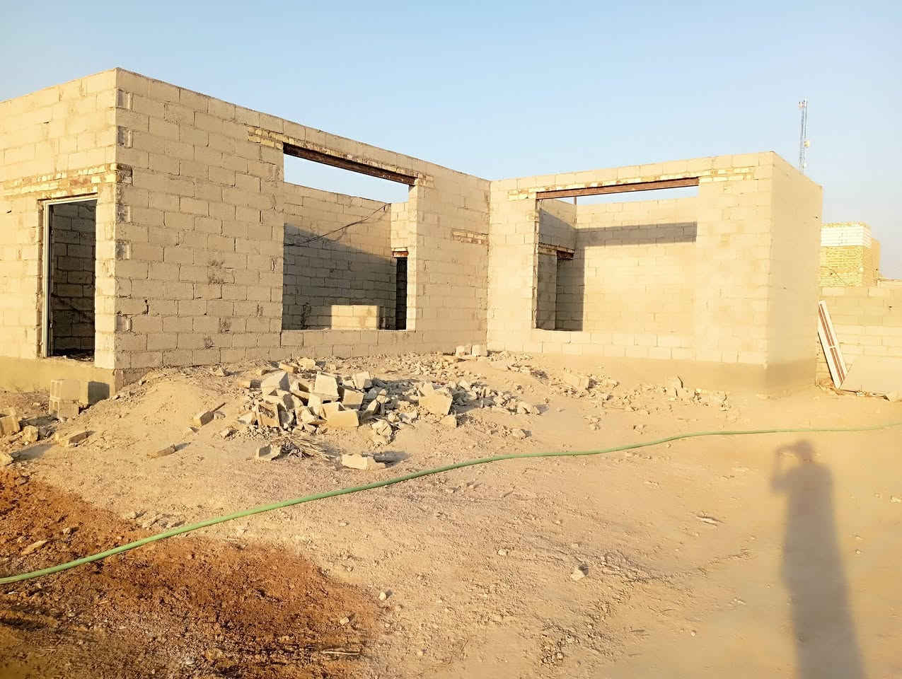 المزرعة مساحتها ١٢٥٠ تحتوي على هيكل
طابو زراعي سند 25

مكانه حي منصور نزلت علوه سيد وتكدر تجي من نزله الثانيه من فلكه مال نزله الامام 

الاتصال ***********
