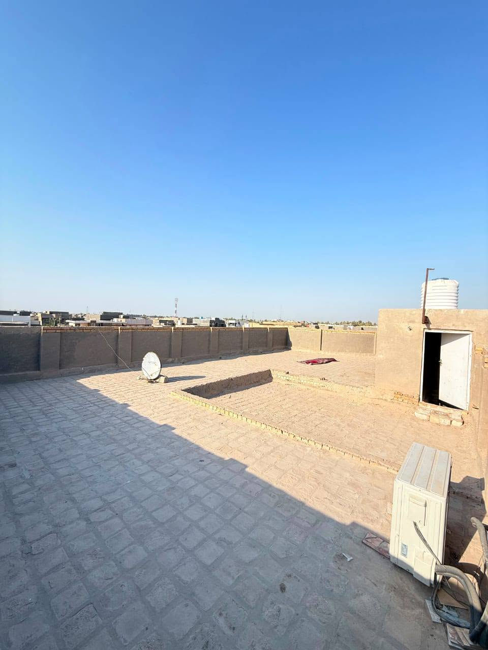 🚨 إعلان بيع :دار سكن  طابو صرف بناء حديث وبسعر مناسب جدا 🚨 
📍 الموقع:   

بابل - الحمزة الغربي - حي  الحوراء السعر المطلوب 220مليون وبيه مجال    تفاصيل الدار عرض الشارع 10 متر 

📄 الوضع القانوني:

طابو صرف تحويله مباشر بسم المشتري 

📐 المساحة والإنشاءات:

المساحة:  (250). متر 
اط

المباني: بناء حديث 

 الدار يتكون من طابقين 
الطابق الاول 
كراج سياره 
حديقه واسعه 
استقبال 
صاله طابق الارضي
الصاله الطابق الثاني
غرف نوم  عدد اثنين  الطابق الاول
الطابق الثاني 
غرف نوم عدد اثنين 
مطبخ طابق ارضي 
مطبخ طابق ثاني 
صحيات داخليه 
صحيات خارجية 
صحيات الطابق الثاني أيضاً 
السقف كونكريت مسلح 
الارضيه درجه أولى 

⚡ الخدمات المتوفرة:

خط ماء إسالة.

تبليط
مجاري حديثه 
كهرباء وطنية.

خط مولد 
📞 للاستفسار والتواصل (على مكتب اسوار المدحتيه للعقار الكائن في حي الحوراء مقابل السايلو):

يرجى الاتصال أو المراسلة عبر الواتساب مباشرة على الرقم التالي:

 ***********👉👉👉***********
                           عماد ابو نور
