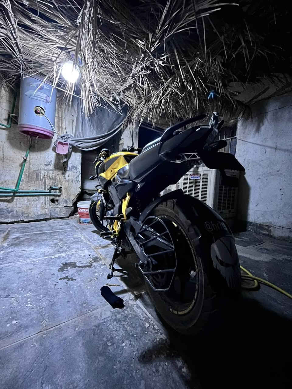 صباح الخير جميعاً…
الحلال ماشاءالله للبيع 
الاسم: بولسر NS200
النشأ: هندي مثل رافينيا😂
الموديل: 2019
التفاصيل: دراجة خير من الله مكينة 200cc تسارع كلش حلو السرعة القصوى 150km بالساعة تصلح للمبتدئين الي يحبون يدخلون عالم الـ sport بيهة تزويدات مثل سلايدرات بطح ويدات سكليتر بطح من شركة ريزوما المعروفة اكيد و عمبار بريك خلفي مال هوندا الاصلي وحاولت اضيف عليها فچوچ برمبو بس للاسف ما رهمن وياها لان القاعدة تختلف وبيهة ايضاً دوسات كلچ وبريك امامي رياضي يعني تقسم الدوسة على مزاجك مع شكل رياضي جميل جداً، بالنسبة للمكينة مفتوحة اكيد لكن ما يعيبها ايشي، والتبريد راديتر ماء اكيد كهربائياتها كلها سليمة ونگرة سلف تشتغل الدراجة 
اوراق اصولية يعني بس يفتح الترقيم تروح ترقم ومحد يگلك على عينك حاجب
بالنسبة للسعر ولله الحمد رايدها 12 ورقة وبيهة مجال للشراي ومكانها نجف وتشرفونا 
***********
واتساب متوفر اكثر من الفيس والماسنجر

