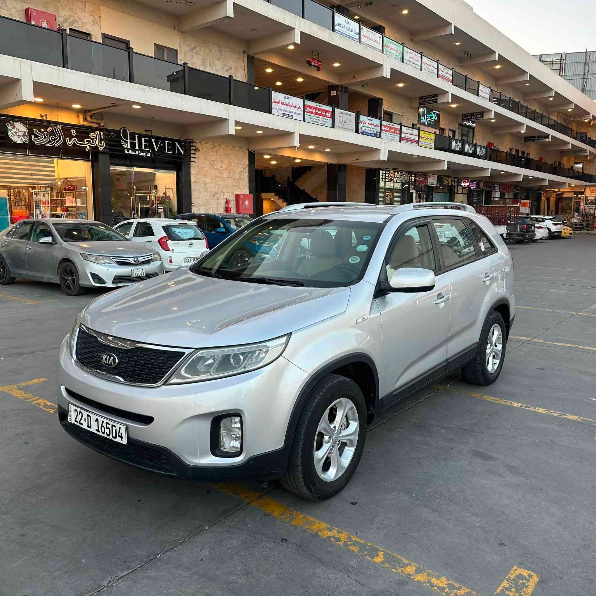 KIA SORENTO(وارد خليجي)
سنة الصنع :-2014
عداد المسافة :-247000 كم
حجم المحرك :- 2400 دوش
لوحات التسجيل اربيل
7 راكب 3 قطع تبريد بلادي 
السيارة مكفولة من الحادث والصبغ فقط مكانين بارد بسيط
السعر :-14750$ قابل للتفاوض
العنوان :- بغداد جانب الكرخ
للتواصل :-***********
