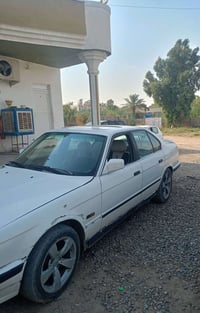 سيارة للبيع • للتفاصيل • إشارة