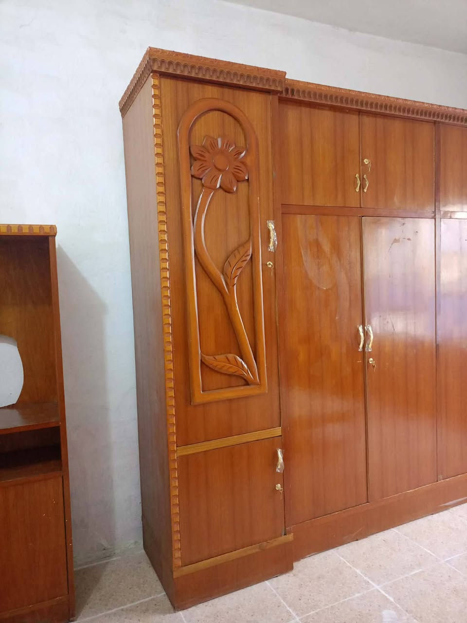 غرفه اخشاب • نضيفه • سعر خاص