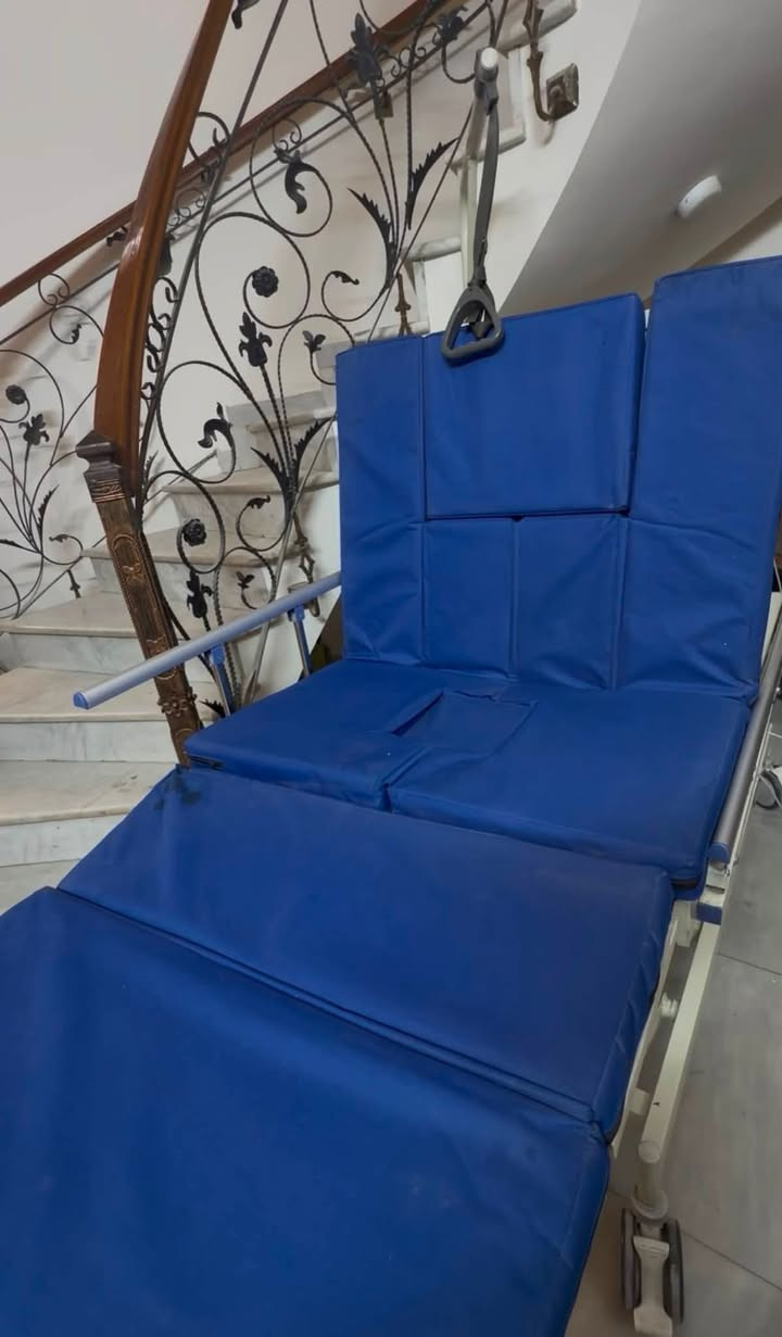 بنات اذا تعرفون احد محتاج هذا السرير اخذنا قبل فتره زوج خالتي جان مريض والحمدلله تحسن وضعه وللامانة كلش ساعدنا لان حتى يصير ك كرسي وخالتي متكدر تكلبه هي فكلش ساعدها 
اخذوا ١٣٥٠ وديريدوا ٨٥٠ وبي مجال 
متحرك كله عالريموت مثل ما موضح بالفديو 
للتواصل على الواتس اب ***********
