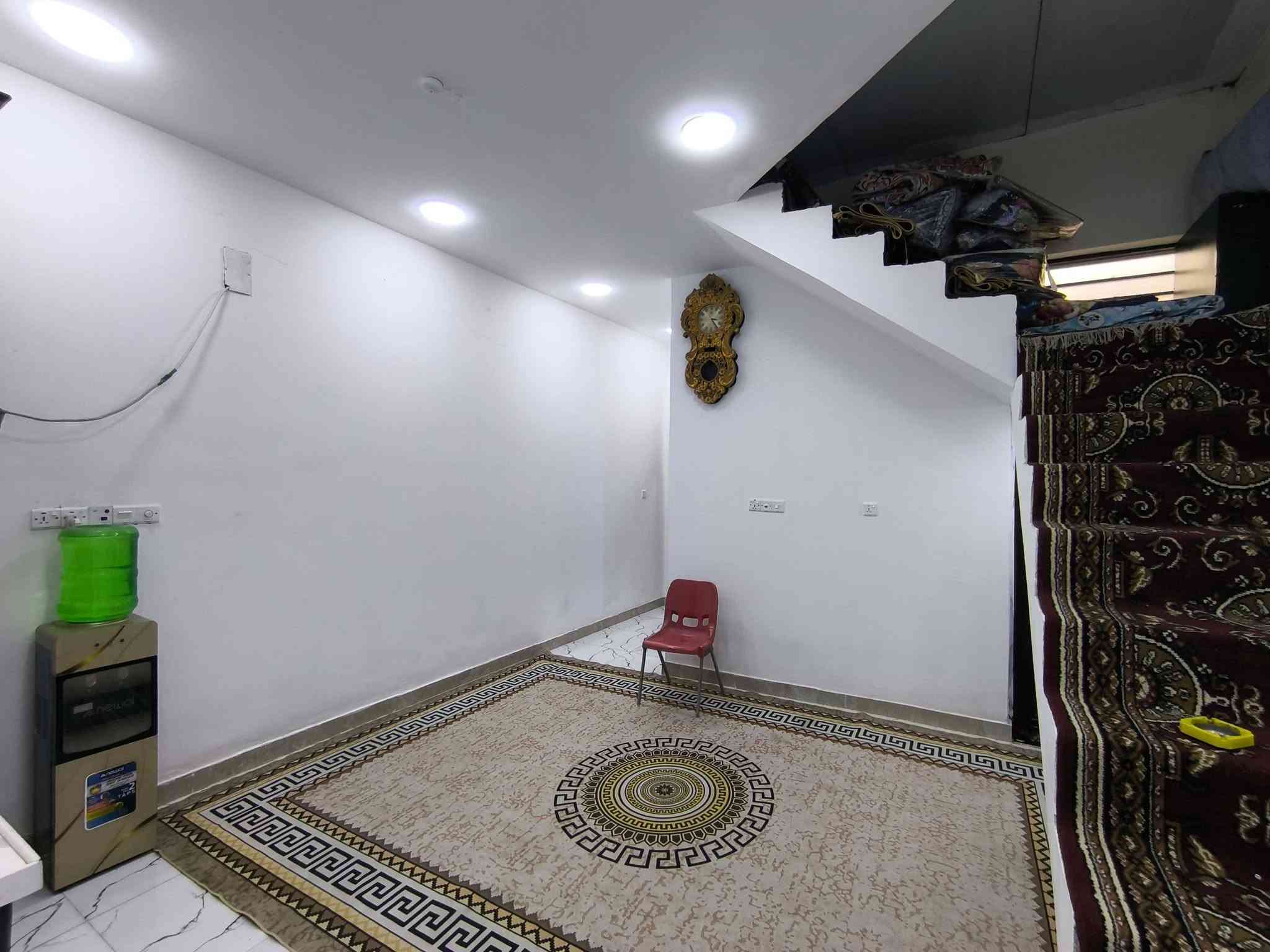 السلام عليكم دار سكن للبيع في الكوت منطقة حي الحكيم نزلة عميد جادر بالقرب من سكلة ابو حسن وبالقرب من شارع 30 مساحتة 100م البناء طابوق والسقف صب مسلح والارضية والجدران سراميك ويتكون البيت من غرفة وصالة واستقبال ومطبخ وصحيات داخلية وخارجية ومرقم من قبل البلدية السعر 35 وبي مجال الإستفسار الاتصال على هذا الرقم ***********
