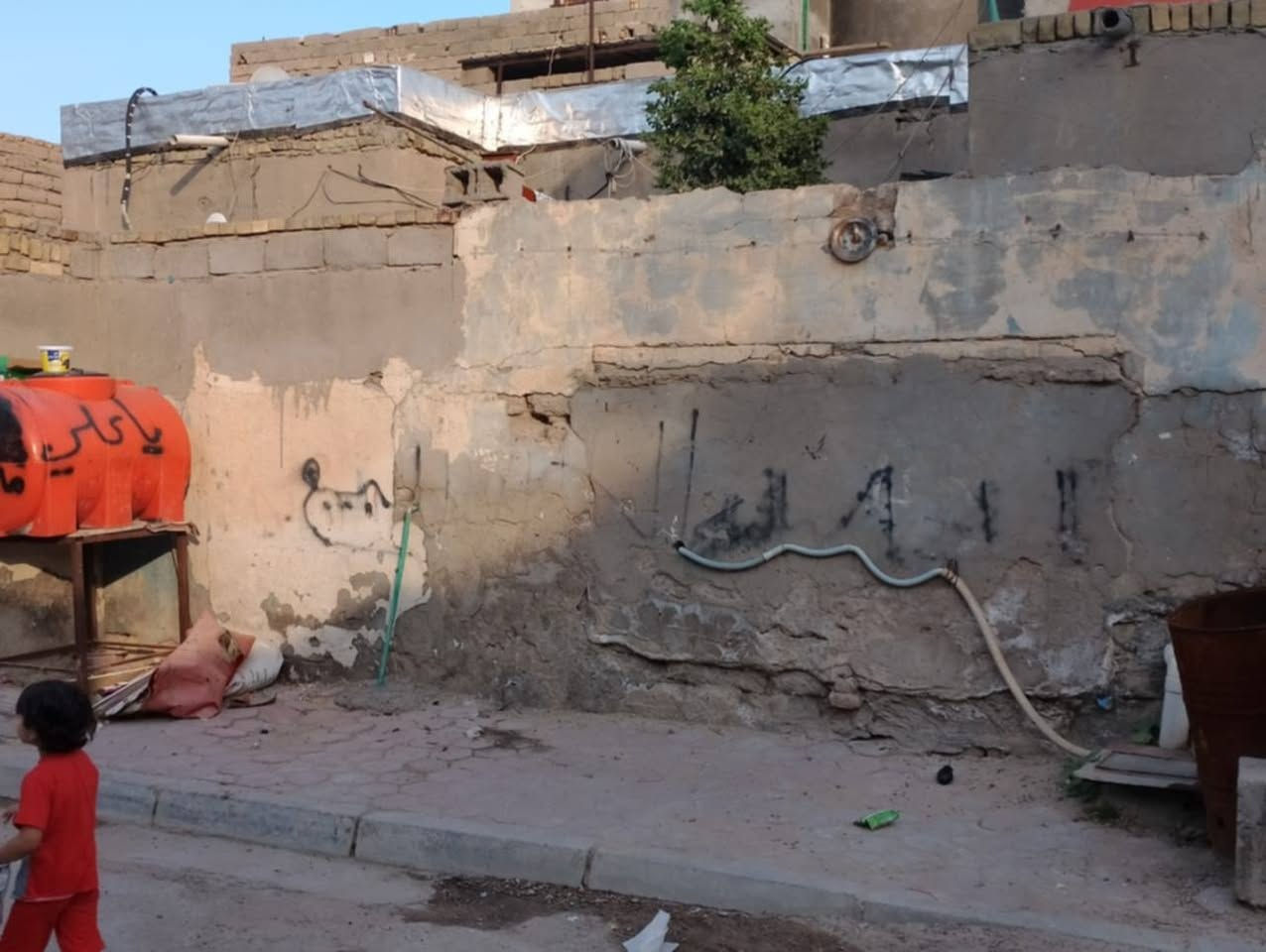 دار البيع طابو صرف
قديم بس مرمم 
 في منطقة كزيزه 
قرب شارع العريض 
المساحه.    ونص142
غرف عدد 3
صالت ستقبال 
مطبح +هول 
صحيات 
متوفر كافة الخدمات 
سعر 95 وبي مجال قليل 
الاستفسار ... ***********
