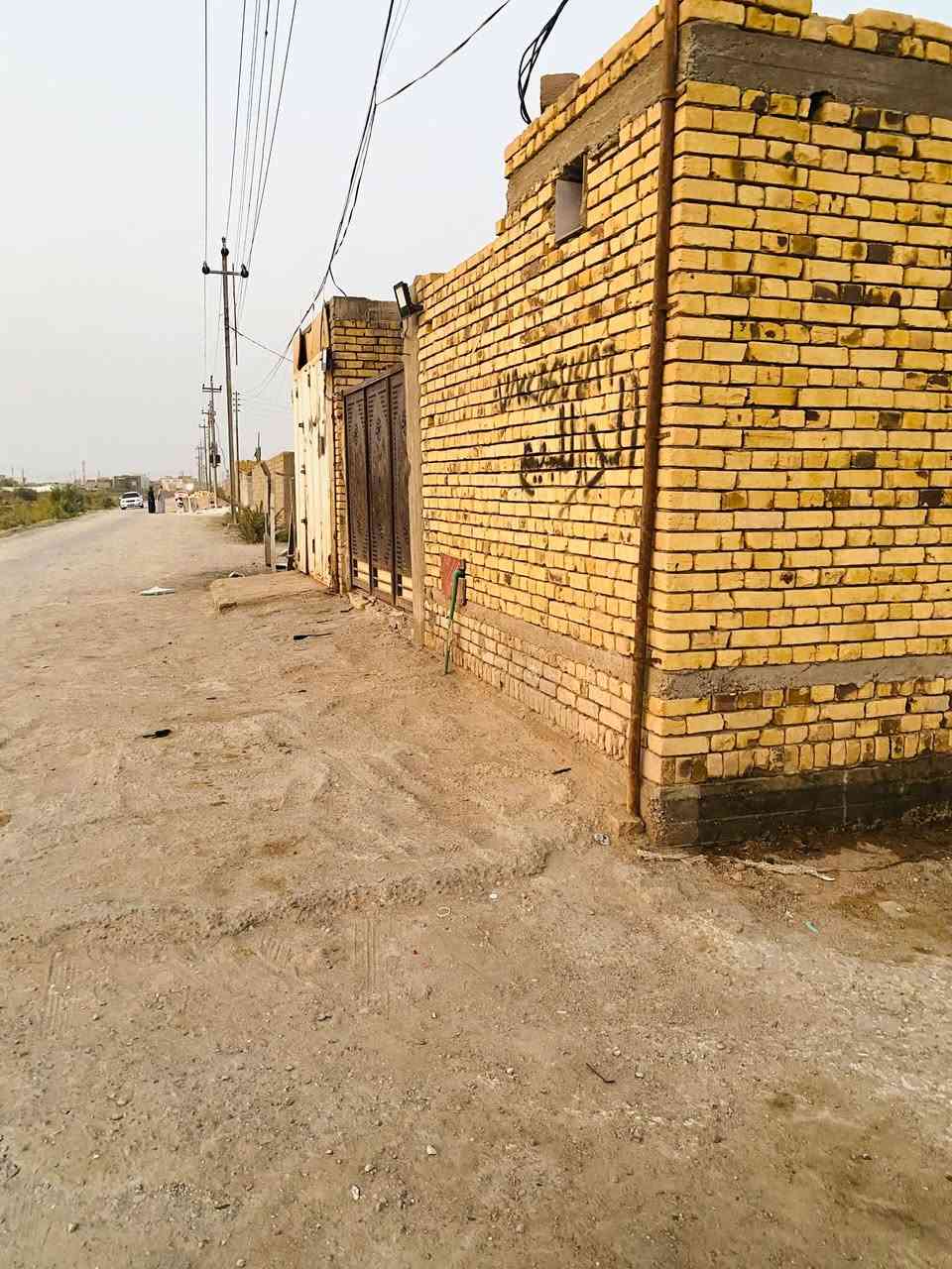 سلام عليكم بيت للبيع في الناصريه منطقة حي الجوادين 
النزله الأولى يبعد عن الشارع ميتين متر 
المساحه 200يتكون من استقبال ومطبخ وصاله وغرفتين 
وصحيات داخليه و خارجيه بالضافه إلى محل ولسعر 105وبيه مجال 
***********متواجد وتساب وفيس
