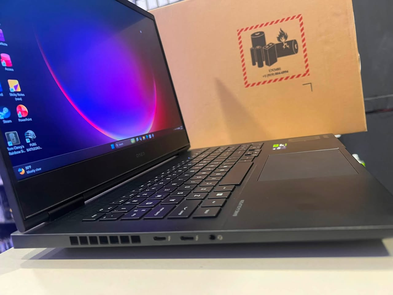 السعر: 1,600,000 🔒 قفل
رقم: *********** WhatsApp 

🔥 وحش الألعاب والإنتاجية HP Omen 16  ! 
🔥
إذا كنت تبحث عن الأداء الخارق، السرعة الفائقة، والشاشة الخرافية للألعاب، المونتاج، وبرامج الهندسة، فهذا اللابتوب هو الخيار المثالي لك! 🚀
💻 المواصفات الجبارة:
 المعالج (CPU): Intel Core i9-13900HX (أداء جبار للمهام الثقيلة)
 كرت الشاشة (GPU): NVIDIA RTX 4060 8GB (يشغل أثقل الألعاب والبرامج بكل سلاسة)
 الرامات (RAM): 16GB DDR5 (سرعة استجابة عالية جداً)
 التخزين (Storage): 1TB SSD NVMe (سعة كبيرة وفتح سريع للنظام والبرامج)
 الشاشة (Display): حجم 16 بوصة بدقة 2K وبتردد خيالي 240Hz (نقاوة سلاسة لا توصف في الحركة)
📌 ملاحظات الحالة:
 اللابتوب مستخدم بس نظيف جداً (بحالة الجديد) ومرفق مع الكارتون الأصلي الخاص به 📦✨
 الضمان: ضمان لمدة شهر لتبصم وتلعب وانت مطمن 🛡️

🛵 التوصيل: متوفر بسعر5،000 دينار فقط لكافة المحافظات / المناطق
