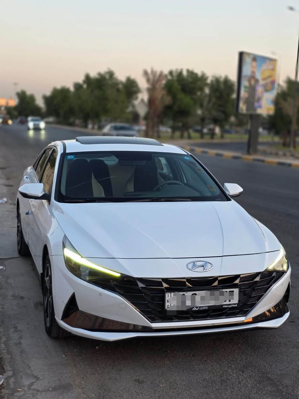 النترا ELANTRA 
2023 
خليجي
المسافة المقطوعة : 72.000KM 
فتحة 
حساسات 
مري شفط 
تبريد قطعتين
واير لس
مكينة 2.0 دوش المرغوب 
سيارة بدون صبغ بدون بارد 
بيه ملاحظات بسيطة
صدر جديد وتخم تايرات جديدة
العنوان بغداد   حي الحسين
رقم الهاتف : ***********
