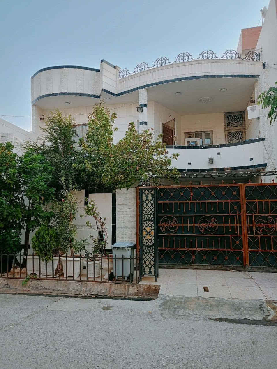 بسم الله وعلى بركت الله بيت للبيع المساحه 200بناء حديث البيت طالو قاطين بسم صاحبه بناء درجه اولى البيت بي 4 غرف نوم زاد صحيات مع مطابخ فوك وجوه الموقع الأسره والمفقودين قرب مول ماشاء الله الاستفسار على رقم أو خاص***********
