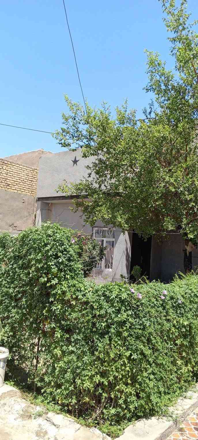 بيت للبيع طابو صرف المساحة 150م بالسند واقع حال 275م يوجد فيه ثلاث غرف وصاله ومطبخ  واستقبال وصحيات داخلية وخارجية ارضيه بورسلاين جدران  البناء البوكس صب وباقي البناء بلوك مضغوط والسطح صب بناء درجة اولى   العنوان/ الحمزة الغربي حي العسكري حي الاصدقاء قرب مولده عمار فيصل على الشارع الرئيسي تبليط 
 الاستفسار الاتصال على الرقم***********
