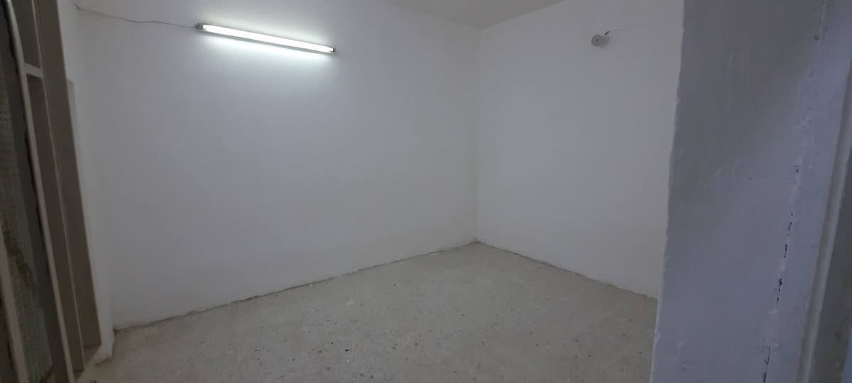 🏠 طابق أرضي للإيجار الشهري – كرادة داخل
📍 الموقع المميز:
كرادة داخل – شارع حسينية البوجمعة – داخل دربونة هادئة وملائمة للسكن.

📐 المساحة: 80 متر مربع

🏡 تفاصيل العقار:
• طابق أرضي مستقل
• غرفتان مناسبتان للسكن
• هول واسع
• مطبخ معزول
• حمام
• منور خلفي يوفر تهوية وإنارة جيدة
• البناء قديم وليس حديثاً، لذلك يُرجى أخذ ذلك بنظر الاعتبار.

💰 الإيجار الشهري: 650,000 دينار عراقي

📌 مميزات الموقع:
الموقع داخل منطقة الكرادة، وقريب من الشوارع والخدمات والمحلات، مع وجود الدار داخل دربونة مما يوفر أجواء أكثر هدوءاً مقارنةً بالشارع الرئيسي.

🔑 مناسب للعائلة الصغيرة أو لمن يبحث عن سكن بموقع جيد داخل الكرادة وبإيجار شهري واضح.

📞 للاستفسار أو تحديد موعد لمشاهدة العقار، يرجى التواصل على الخاص.

ملاحظة: العقار بناء قديم وليس حديثاً.غير موجودعلانت      ***********
