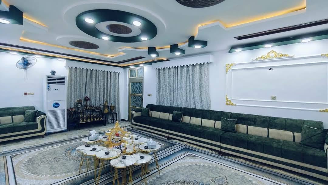 للبيع أو مراوس(حسب قناعت المكان)
طابو صرف 
السلام عليكم بيت للبيع في منطقة البلديات الصحفين المساحة ٢٠٠ متر الواجهة ١٠ والنزال ٢٠ يحتوي الطابق الأول كراج يسع سيارة حمام مشترك شرقي وغربي استقبال كبيرة +مطبخ بارد ومطبخ حار وصالة كبيرة حمام داخلي مشترك غربي  غرفة نوم واحدة الطابق الثاني يحتوي ٤ غرف نوم وحمام مشترك شرقي للتوضيح 
لتوضيح البيت مرمم حديث الرقم الهاتف ***********
