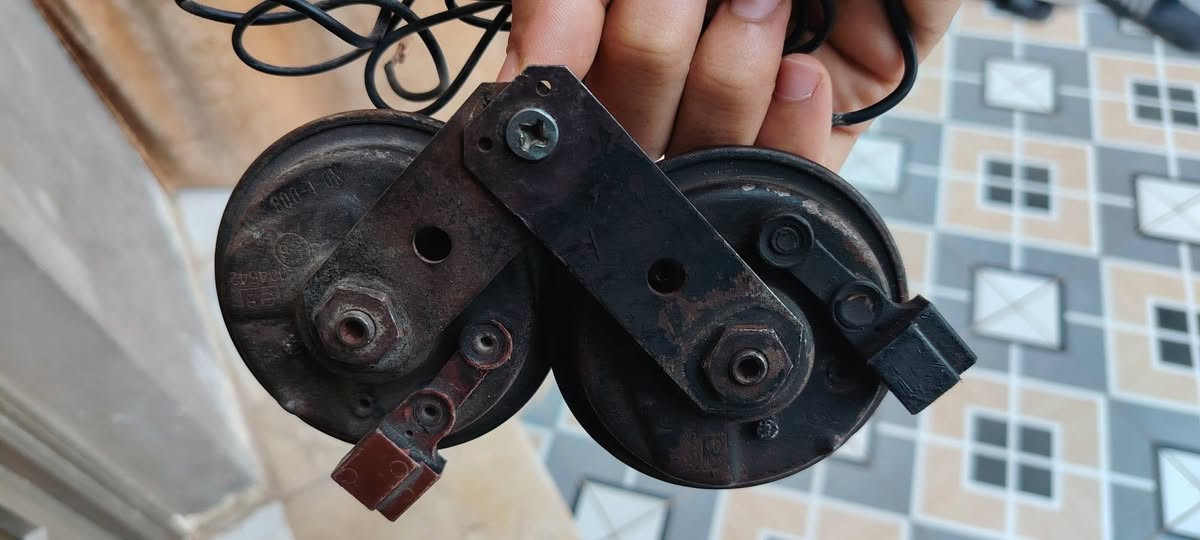 هورنات سيدان • أصلي • فيشه حمره