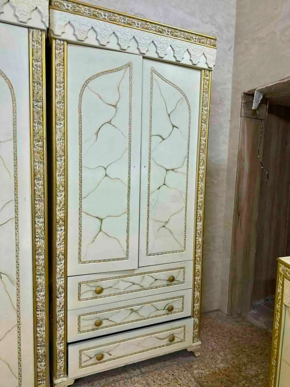� غرفة نوم ملكية كاملة للبيع 👑
✨ طقم غرفة نوم ملكي بتصميم فخم وأنيق
🤍 اللون أبيض مع زخارف وتفاصيل ذهبية
🔸 سرير كبير
🔸 دولاب ملابس كبير
🔸 تسريحة مع مرآة
🔸 كوميدينات جانبية
🔸 خزائن وأدراج متعددة
🔸 تصميم مزخرف وملفت

📸 الغرفة مثل ما موضحة بالصور، والحالة تُشاهد على الطبيعة.

💰 السعر: يُذكر عند الاتصال
📞 للاستفسار: ***********
