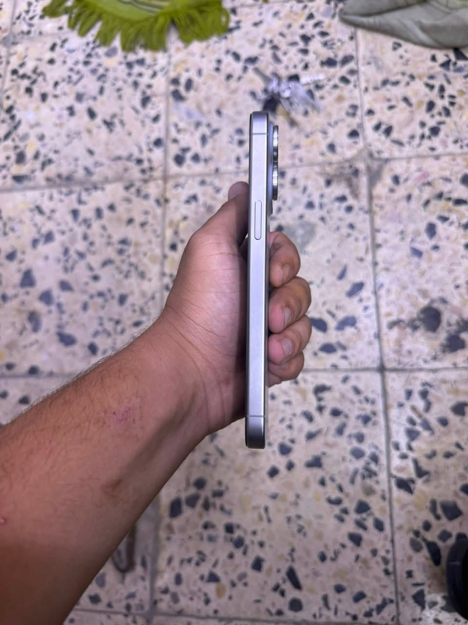 السلام عليكم 15 برو ماكس256 مستبدل شاشه لا اصليه ولا عاديه شاشته اصلي صيني حلوه مابيها مشاكل شرق اوسط الجهاز AAA بطاريه 88  نضيف 95/100 العنوان كربلاء شارع العباس السعر 800 
***********موجود واتساب
