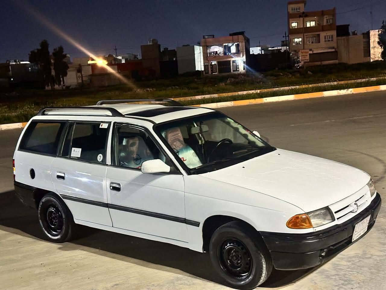 اوبل استرا ستیشن مودیل 1993 محرك 16 ، بطاقە بنزین موجود کیر محرك تحویل بشرط 33 مجال رقم *********** كركوك, العراق
