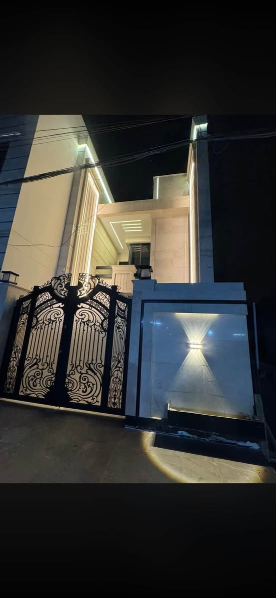 🏡دار حديث للبيع🏡
🔺 المساحة :150متر بناء مودرن مميز
🔻الواجهة:٥م. النزال: 30م 
🔹سنة البناء :2026 زيرو غير مسكون
🖱️بناء فوول درجة اولى مرمر + ديكورات
     🔶الطابق الارضي:     
       🔸️مدخلين 
       🔸استقبال
       🔸️صالة 
       🔸️مطبخ (حار + بارد)
       🔸️خدمات صحية 
       🔸️غرفة نوم كبيرة سويت
       🔸مناور + شلال
 
🔶الطابق الاول:  
       🔸️٣ غرف نوم كبيرة (سويت)        
       🔸️خدمات صحية 

📌موقع الدار/ حي البنوك قرب الشارع العام 
_____________________________________________
للاستفسار مراسلة الصفحة على الخاص 
او الاتصال على الارقام التالية:
☎️***********
📞متوفر واتساب+واتساب

او مراجعة⭕ مكتب الهدف للعقار ⭕
📍 عنوان المكتب: حي البنوك باتجاه الجسر مجاور مكوى ريحانه

