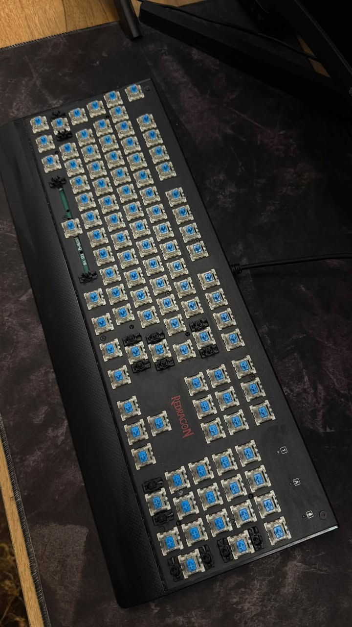 سلام عليكم
كيبورد Redragon K557 RGB ميكانيكي بحالة نظيفة ومناسب للألعاب والاستخدام اليومي

🔹 RGB إضاءة متعددة الألوان وتكدر تتحكم بيها من خلال software
🔹 Mechanical Keyboard
🔹 استجابة سريعة ومناسب للـ Gaming
🔹 تصميم Gaming كامل مع Numpad
🔹 الكيبورد شغال بصورة طبيعية
🔹 نوع السويتش ازرك
🔹 يأتي مع العلبة الأصلية
يرادله شوي تنظيف 

📦 الموديل: Redragon K557 RGB
السعر: ٣٥،٠٠٠ الف بيه مجال الي يريده
📍الموقع: الاعظميه واذا تريده توصيل مو مشكله
للتواصل واتس فقط: ***********
