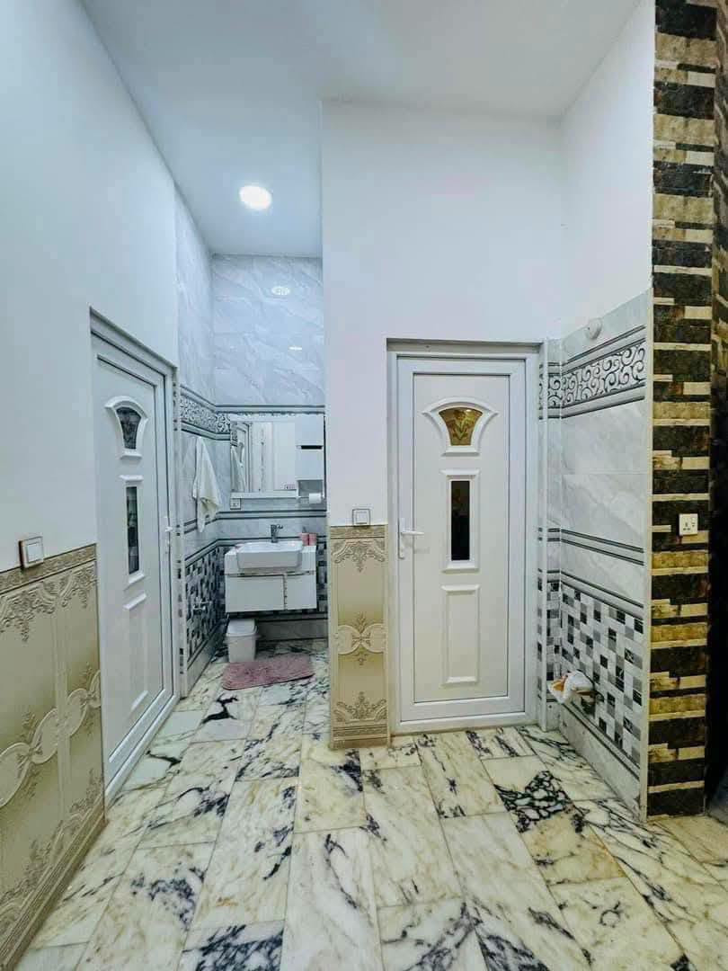 دار للبيع بناء حديث حله نادر الثانيه خلف معمل النسيج

مساحته 200متر طابو صرف

الواجهـــــــــة  10متر
النــــــــــــزال  20متر

طابقين ثلاث غرف نوم وصاله ومطبخ وحمام ومطبخ ومجمع صحيات وطارمه

عرض الشارع 15متر تبليط مجاري كافه الخدمات 

لـــلاســــتـــفـــســـار ***********
***********
مراجعة مكتب سومر للعقار نادر الاولى على الشارع الخدمي قرب حسينيه حنتوش
